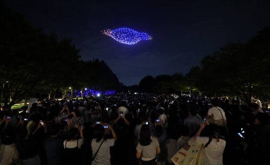 18일 오후 서울 성동구 서울숲에서 국제환경단체 그린피스의 해양보호 드론쇼가 펼쳐지고 있다(사진=연합뉴스)