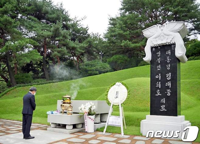김 지사는 이날 오전 자신의 페이스북에 올린 글에서 “오늘 서거 13주기를 맞아 김대중대통령님을 추모하며 ‘한반도는 4대국의 이해가 촘촘히 얽혀 있는, 기회이자 위기의 땅이다. 도랑에 든 소가 되어 휘파람을 불며 양쪽의 풀을 뜯어먹을 것인지, 열강의 쇠창살에 갇혀 그들의 먹이로 전락할 것인지 그것은 전적으로 우리에게 달렸다’는 생전의 말씀을 떠올려본다”고 말했다.(김동연 지사 페이스북 캡처)
