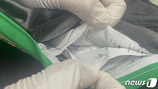 태국 현지_전통의상 원단 내에 숨겨진 필로폰 결정(덩어리) (경기북부경찰청 제공)