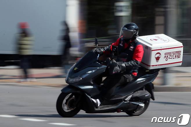서울 시내에서 라이더들이 오토바이를 타고 배달하고 있다. (자료사진) 2021.10.20/뉴스1 ⓒ News1 이동해 기자