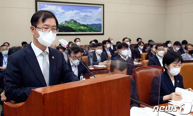 이정식 고용노동부 장관이 18일 서울 여의도 국회에서 열린 환경노동위원회 전체회의에서 '2021년 고용노동부 소관 결산 및 예비비 지출승인안' 제안 설명을 하고 있다. (공동취재) 2022.8.18/뉴스1 ⓒ News1 유승관 기자