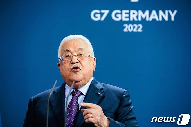 16일(현지시간) 독일 베를린 총리관에서 마무드 아바스 팔레스타인 자치정부(PA) 수반이 올라프 숄츠 독일 총리와 공동 기자회견을 하고 있다. ⓒ AFP=뉴스1 ⓒ News1 손승환 기자