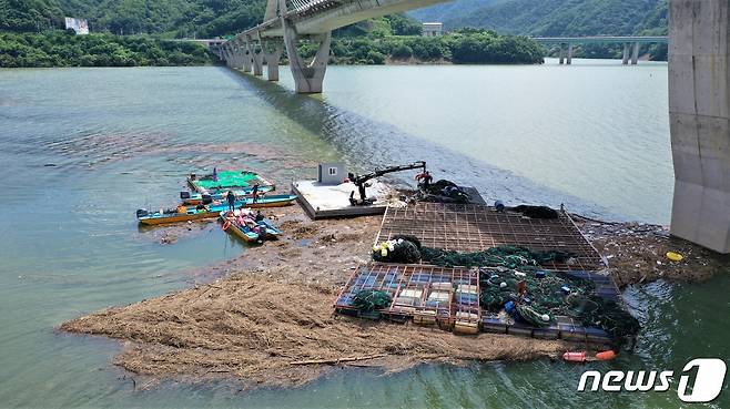 소양호 일원 환경개선 작업.(인제군 제공) 2022.8.18/뉴스1