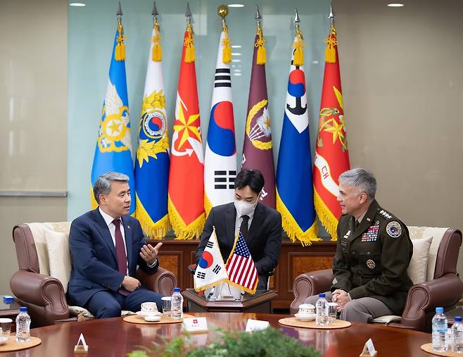 이종섭 국방부 장관이 18일 서울 용산구 청사에서 폴 나카소네 미군 사이버사령관을 접견하고 있다. (국방부 제공)