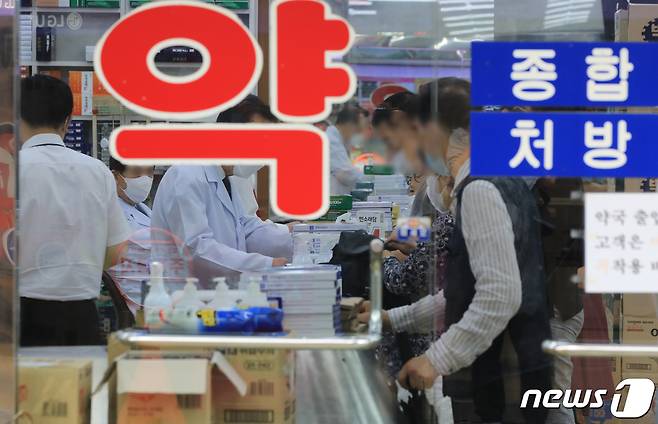 신종 코로나바이러스 감염증(코로나19) 재유행이 길어지면서 감기약 품귀현상이 심화되자 정부는 '사용량-약가연동 협상 제도(약가연동제)' 적용 완화를 계획하고 있다. 사진은 서울 시내의 약국. 2022.8.17/뉴스1 ⓒ News1 구윤성 기자