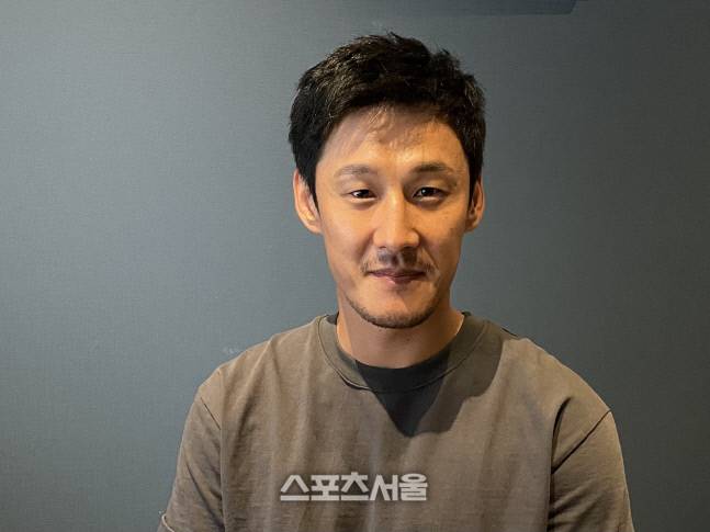 김형범 해설위원이 지난 7일 서울 강남 모처에서 본지와 만나 인터뷰한 후 사진촬영에 임하고 있다.정다워기자