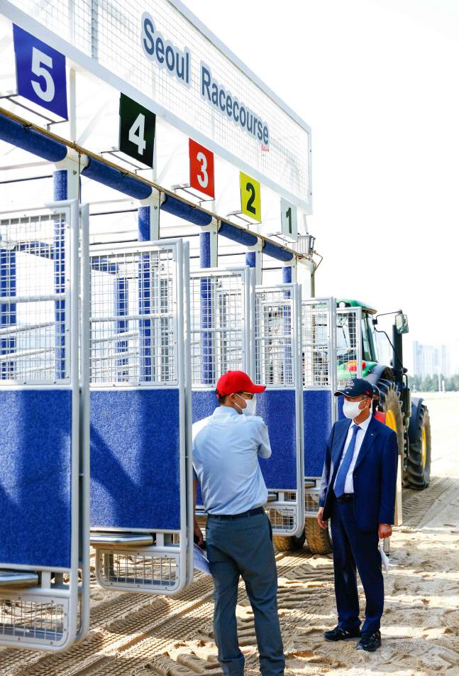 서울경마공원 신규 도입하는 고성능 출발대 점검하는 정기환 회장