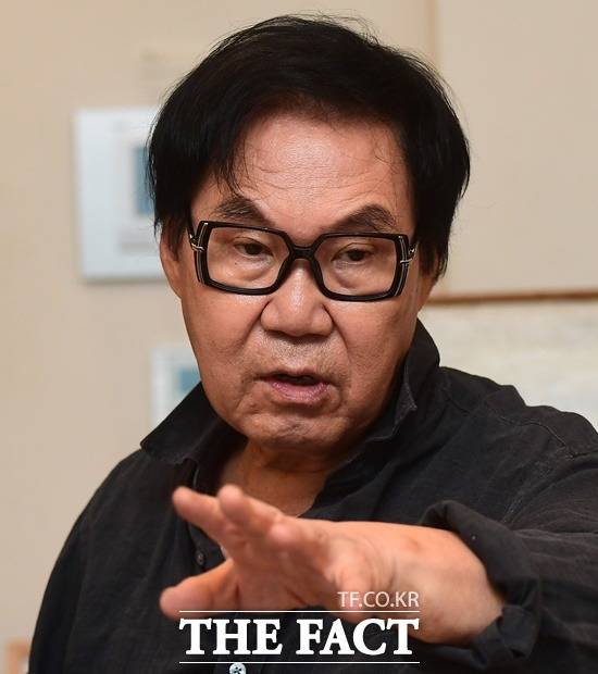 조영남이 부른 곡들은 이별 사랑 등 흔한 대중가요 소재와 다른 의미의 노래가 많다. 그의 인생곡은 방송 드라마 작가 김수현의 작사한 '지금'이다. /이동률 기자