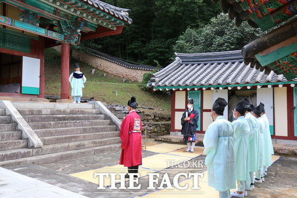 고유례를 실시하고 있는 해남향교 유림들/최영남 기자