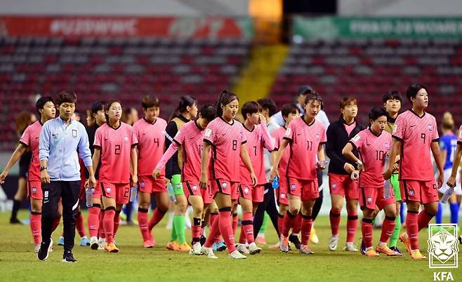 한국 선수들이 18일 코스타리카 산호세 국립경기장에서 열린 2022 FIFA U-20 여자월드컵 여자대표팀 조별리그 3차전에서 프랑스에 패한뒤 퇴장하고 있다. /대한축구협회