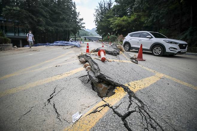 18일 오후 서울 관악구 서울대학교 사범대학 인근 도로가 부서져있다. 서울대 사범대학은 집중호우로 인한 침수 피해로 2학기 수업 일부를 비대면으로 전환하기로 했다. /뉴시스