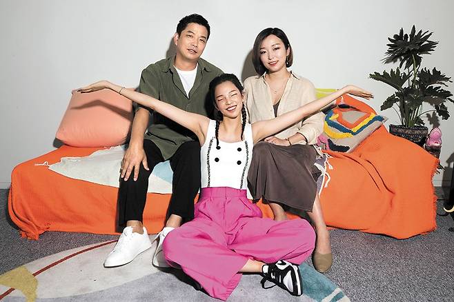 사이더스 백승엽 대표, 이유리나 감독과 함께 포즈를 취한 가상인간 '로지'(가운데).