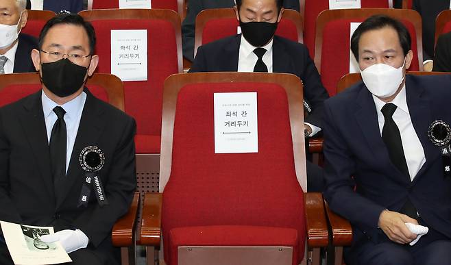 주호영(왼쪽) 국민의힘 비상대책위원장과 우상호 더불어민주당 비상대책위원장이 18일 오전 서울 동작구 국립서울현충원 현충관에서 열린 김대중 전 대통령 서거 13주기 추도식에 참석해 있다./ 국회사진기자단