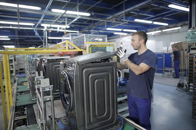 삼성전자 폴란드 생산공장에서 근로자가 세탁기를 조립하고 있다. /삼성전자 제공