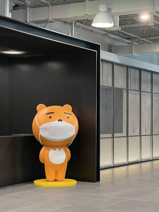 카카오 ‘아지트’ 3층 안내 데스크 옆 라이언 동상. /박수현 기자