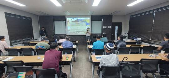 청양군농업기술센터(소장 남윤우)가 지난 17일 서울 용산구 한국정책미디어 교육관에서 직장인이나 은퇴예정자들이 쉽게 접근할 수 있도록 야간교육으로 예비 귀농·귀촌인을 위한 맞춤형 교육과정을 개강했다.사진=청양군 제공