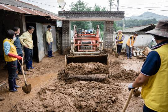 지난 14일 새벽 기습 폭우로 엄청난 피해가 발생한 청양군 남양면, 청남면, 장평면 지역 복구 현장에 자원봉사자의 발길이 이어지고 있다.사진=청양군 제공