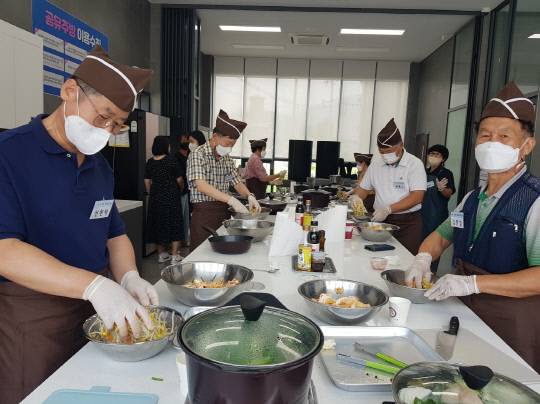 에산군보건소가 이상지질혈증, 고혈압, 당뇨 등 만성질환 관련 약을 복용 중인 24명을 대상으로 '이·고·당 요리교실'을 운영하고 있다.사진=에산군 제공