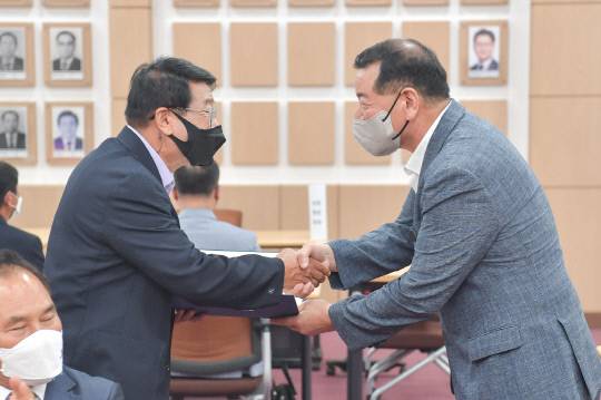 공주대 정환영 교수 등 정책자문위원 31명에게 위촉장을 수여했다.사진=공주시 제공