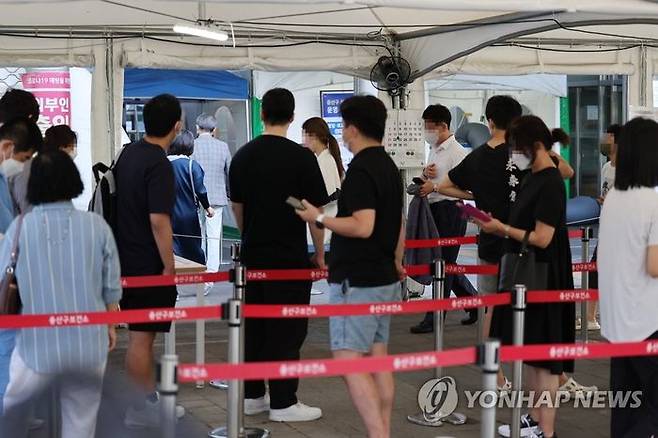 18일 오전 서울 용산구보건소 선별진료소에서 피검자들이 줄을 서 있다. ⓒ연합뉴스