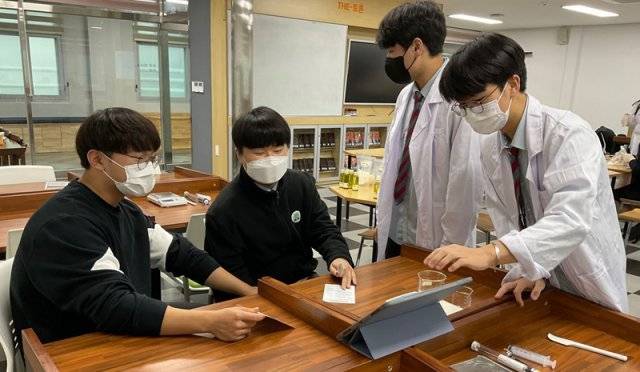 ‘고교학점제 선도학교’로 지정된 전남 화순군 능주고에서 학생들이 선택과목인 ‘생명과학 실험’ 수업을 듣고 있다. 정선호 능주고 교육과정부장은 “적성이나 관심사가 비슷한 학생들이 한 반에서 수업하니 학업성취율이 함께 올라가는 효과가 있다”고 말했다. 능주고 제공