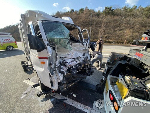 사고 당시 심하게 파손된 가해 차량. <연합뉴스>