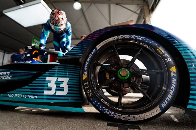 포뮬러 E 경주용 차량에 장착한 미쉐린 타이어.