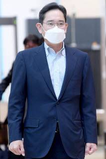 지난 6월 이재용 삼성전자 부회장이 유럽 출장을 마치고 서울 강서구 서울김포비즈니스항공센터를 통해 귀국하고 있다.(자료: 전자신문 DB)