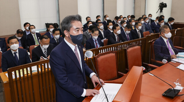 윤희근 경찰청장이 18일 오전 국회에서 열린 행정안전위원회 전체회의에서 업무보고를 하고 있다. 국회사진기자단