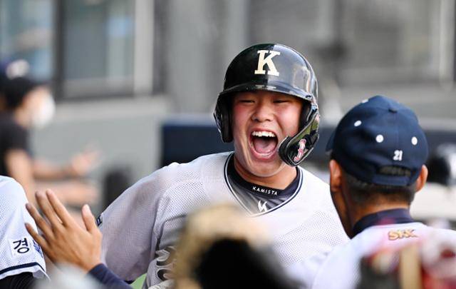 제50회 봉황대기 전국고교야구대회 개막일인 18일 서울 양천구 목동야구장에서 열린 경주고-설악고 첫 경기 중 7회 초 1사 만루 상황에서 3루 주자 이수혁이 타자 강현서의 외야플라이에 홈에 들어와 동료의 축하를 받으며 기뻐하고 있다. 홍인기 기자