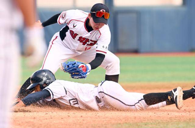 18일 서울 양천구 목동야구장에서 열린 제50회 봉황대기 전국고교야구대회 1차전 경주고와 설악고의 경기에서 경주고 4회 초 무사 2루에서 2루 주자 이윤성 선수가 3루 도루를 시도하다 아웃되고 있다. 왕태석 선임기자