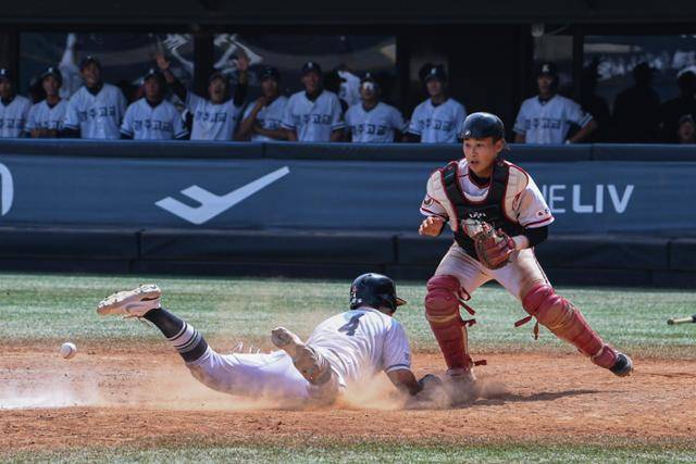 제50회 봉황대기 전국고교야구대회가 개막한 18일 서울 양천구 목동운동장에서 설악고-경주고 경기가 열렸다. 7회 초 주자 이수혁이 득점에 성공하고 있다. 김하겸 인턴기자