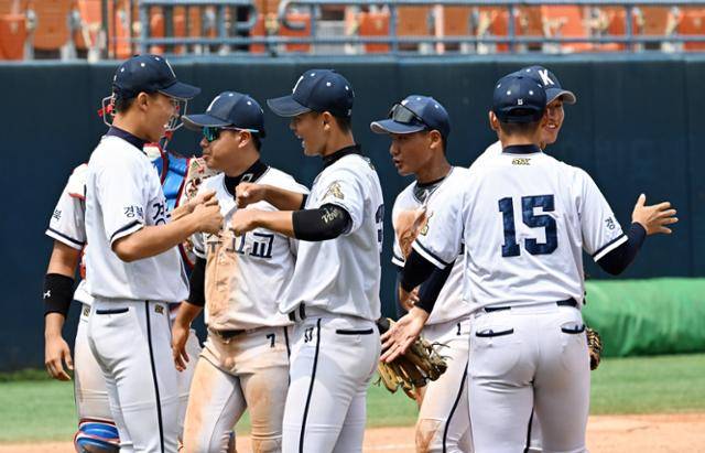제50회 봉황대기 전국고교야구대회 개막일인 18일 서울 목동야구장에서 열린 경주고-설악고 첫 경기에서 경주고가 9-4로 역전승을 거둔 후 선수들이 기뻐하고 있다. 홍인기 기자