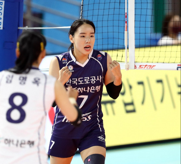 한국도로공사 이예림이 18일 열린 KGC인삼공사와 2022 순천·도드람컵 프로배구대회 여자부 B조 조별리그 최종전 도중 공격 득점을 올린 뒤 환호하고 있다. [사진=발리볼코리아닷컴]