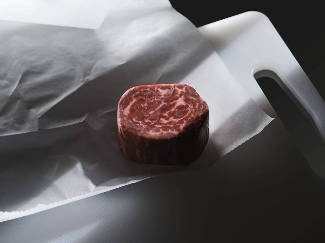 슬로베니아 스타트업 쥬시 마블은 소고기 안심 스테이크 겉모습을 그대로 재현한 대체육 스테이크를 선보였다. 출처=쥬시 마블
