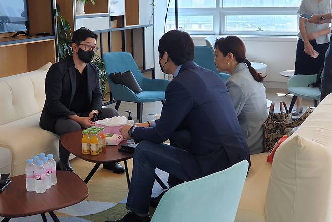 이진수 카카오엔터테인먼트 대표(왼쪽)가 더불어민주당 민생우선실천단 빅테크갑질대책TF 한준호 의원, 유정주 의원과 간담회 시작 전 차담을 나누고 있다. 김정민 기자
