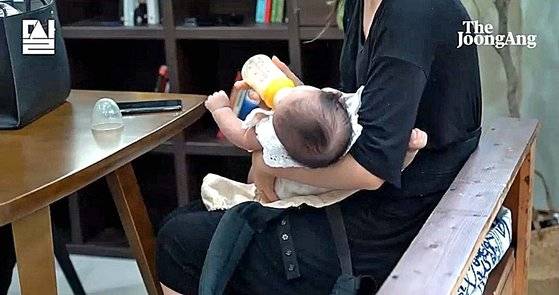 지난 2일 서울의 한 스튜디오에서 생후 3개월 딸을 키우고 있는 이주연(17·가명)씨를 만나 인터뷰했다. 밀실팀