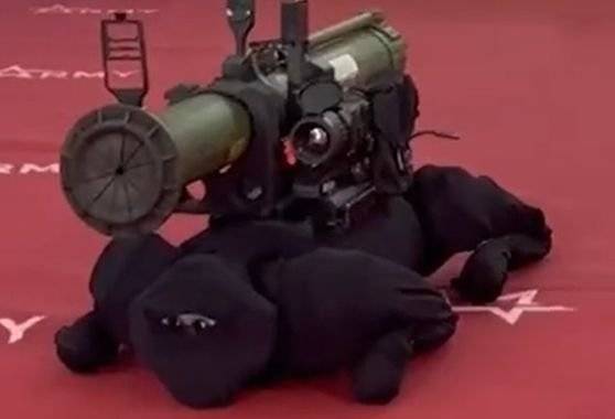 15일 러시아 무기박람회 '국제군사기술포럼 ARMY 2022'에 등장한 M81 사족 로봇 개. 공개 후 러시아가 중국산 로봇을 사들여 로켓을 장착했다는 의혹이 일었다. 사진= Geopolitics & Empire 트위터 캡처