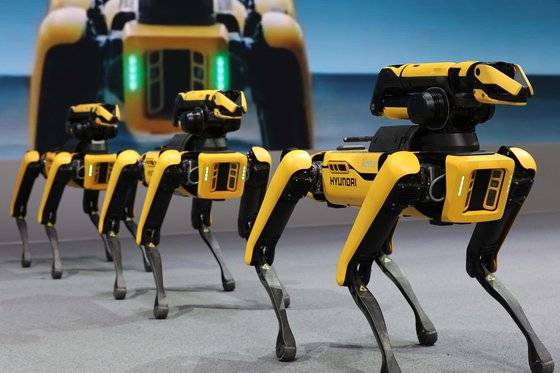 지난 1월 5일 미국 라스베이거스에서 개막한 CES 2022에 선보인 보스턴 다이나믹스의 사족 로봇 스팟. 뉴스1