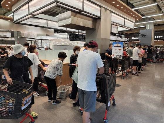 말복이던 지난 15일 홈플러스 한 매장에서 '당당치킨'을 사기 위해 고객들이 줄을 서고 있다. [사진 홈플러스]