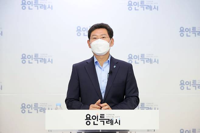 이상일 용인특례시장이 18일 취임 50일을 맞아 언론브리핑을 열고 반도체 산업 육성 전략을 설명하고 있다. /용인시 제공