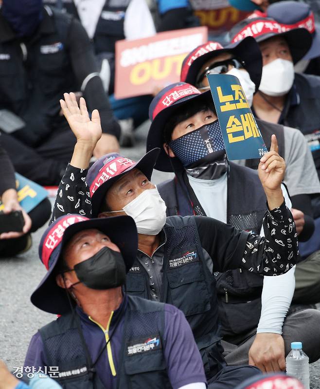 화물연대, 본사 앞 ‘농성 승리 결의대회’ 하이트진로 본사 점거농성 사흘째인 18일 공공운수노조 화물연대 조합원들이 서울 강남구 하이트진로 본사 앞에서 ‘고공농성 승리 결의대회’를 열고 있다. 권도현 기자