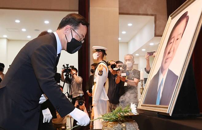 김대중 전 대통령 13주기 추도식 헌화 주호영 국민의힘 비상대책위원장이 18일 국립서울현충원에서 열린 김대중 전 대통령 서거 13주기 추도식에서 김 전 대통령 영정 앞에 헌화하고 있다. 국회사진기자단