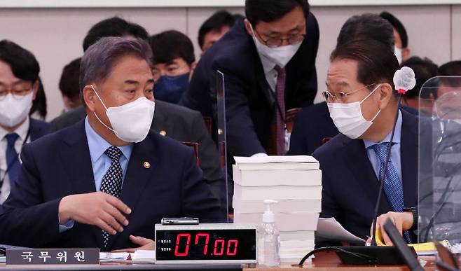 박진 외교부 장관(왼쪽)과 권영세 통일부 장관이 18일 국회 외교통일위원회 전체회의에서 대화하고 있다. 국회사진기자단