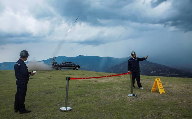 가뭄에 시달리고 있는 중국 후베이성 남부 이창에서 16일 비를 유도하기 위해 요오드화은을 담은 막대를 하늘로 쏘아올리고 있다. 이창 | 로이터연합뉴스