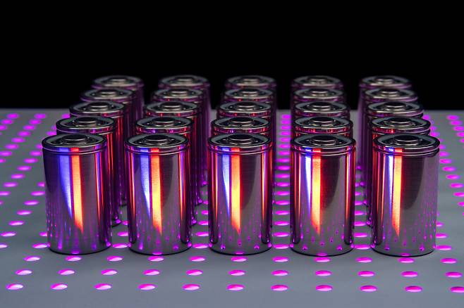An image of cylindrical batteries (123rf)