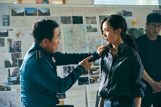 Police detective Joo-hyun, portrayed by Park Ji-yeon on right, is intent on finding a missing cop who was acting as an undercover spy in a drug cartel. She becomes convinced that Dong-ha is linked to the mysterious disappearance of Han-cheol. [NETFLIX]