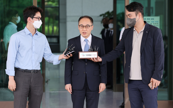Lee One-seok, center, President Yoon Suk-yeol's prosecutor general candidate, talks to reporters at the Supreme Prosecutors Office in southern Seoul Thursday. [YONHAP]