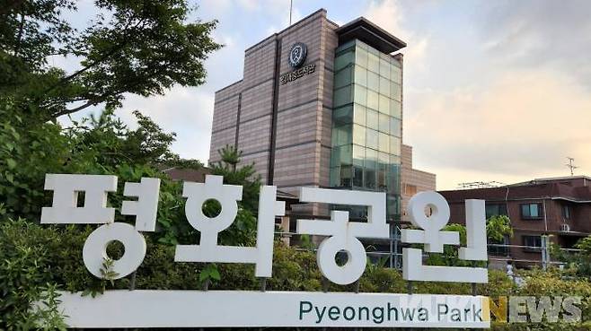 고(故) 김대중 전 대통령 서거 13주기 추모 평화음악회가 17일 저녁 7시 서울 마포구 김대중도서관에서 열렸다. 김대중도서관 전경.   사진=황인성 기자