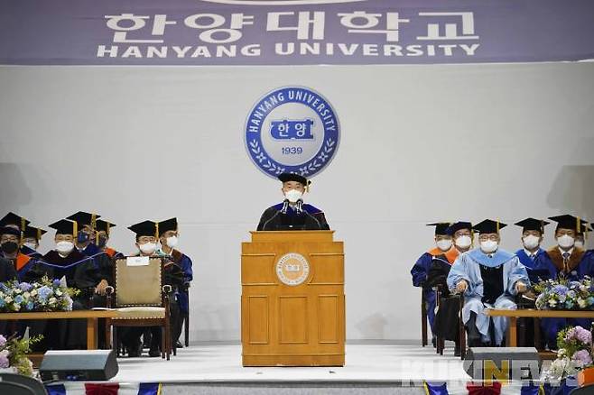 김우승 한양대학교 총장이&nbsp;18일 오전 서울 성동구 한양대학교 서울캠퍼스 올림픽체육관에서 2021학년도 후기 학위수여식에서 축사를 하고 있다.